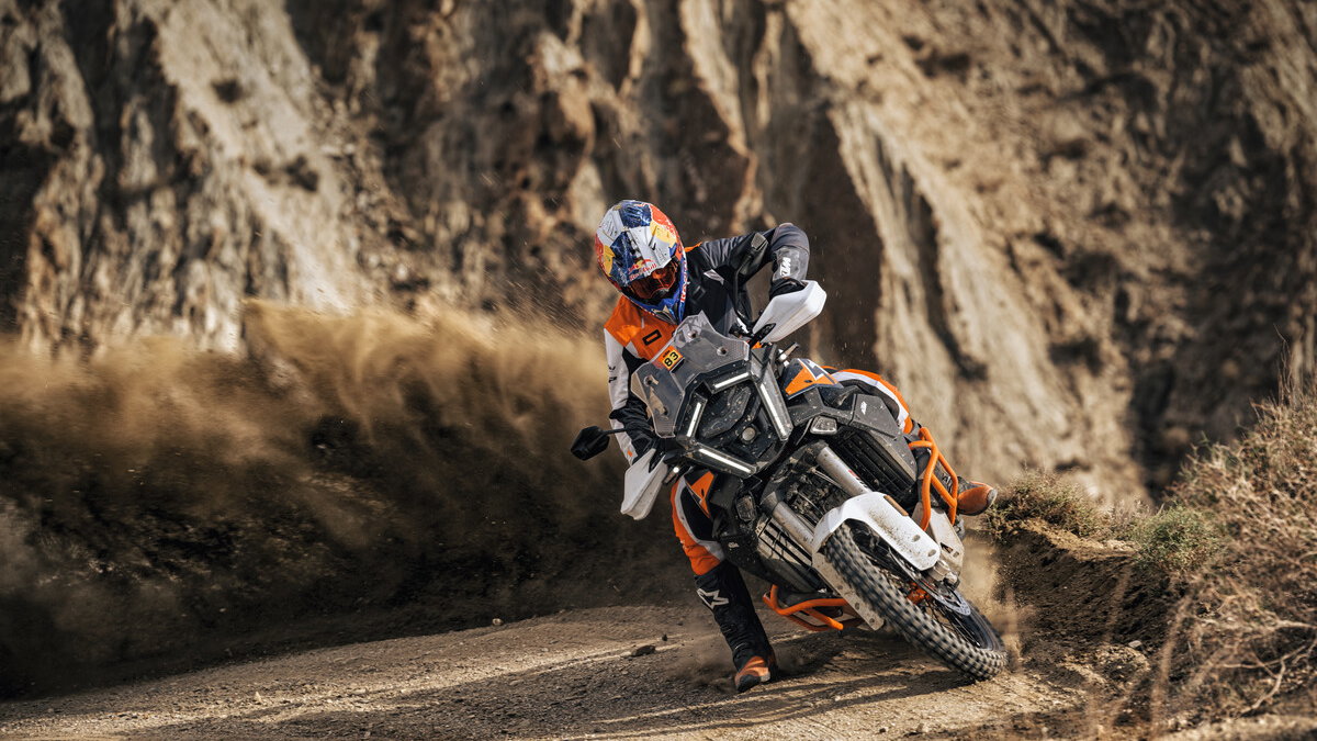 2025 KTM 1390 SUPER ADVENTURE R turning